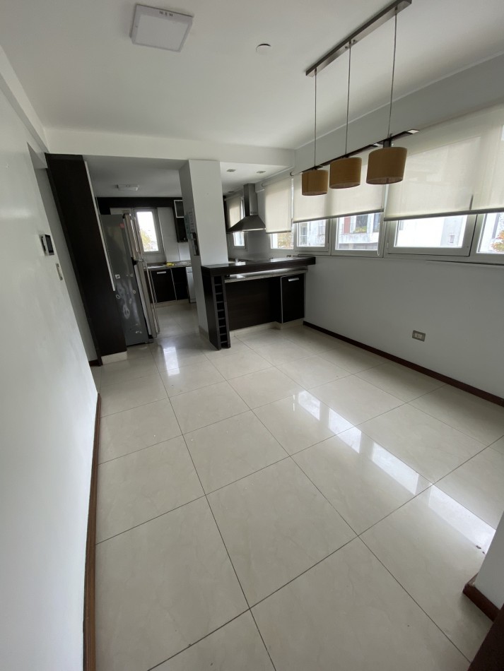 Excelente piso de 4 ambientes con cochera Vista plaza Mitre