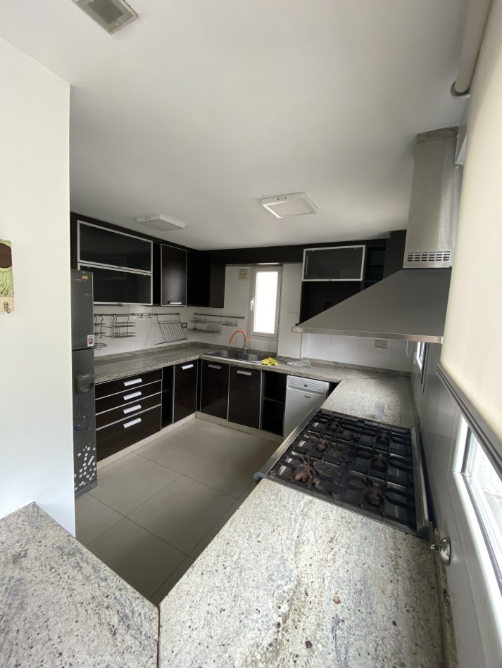 Excelente piso de 4 ambientes con cochera Vista plaza Mitre