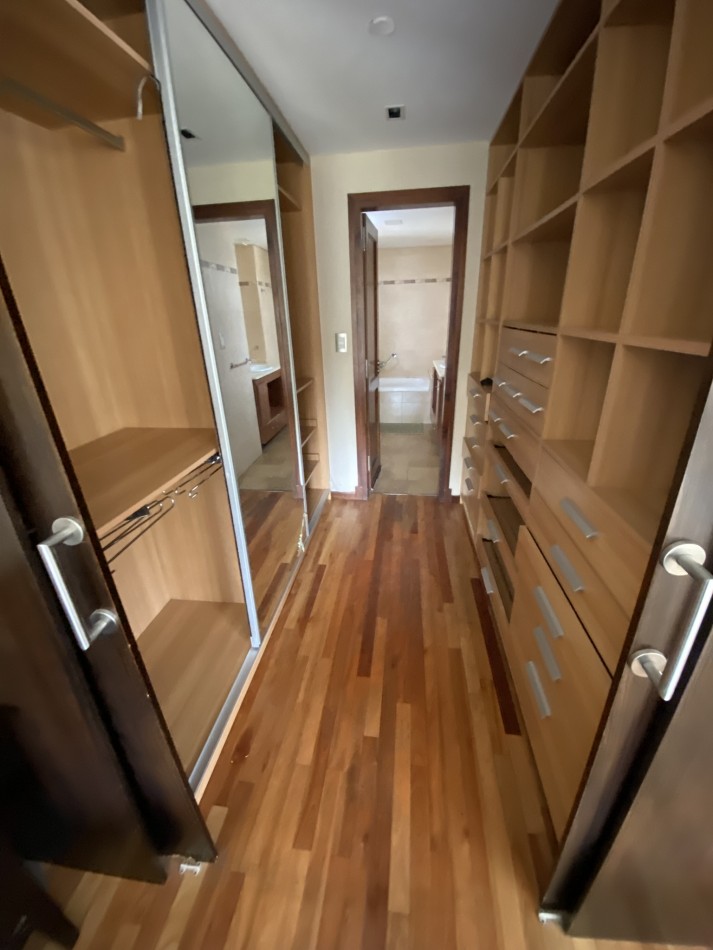 Excelente piso de 4 ambientes con cochera Vista plaza Mitre