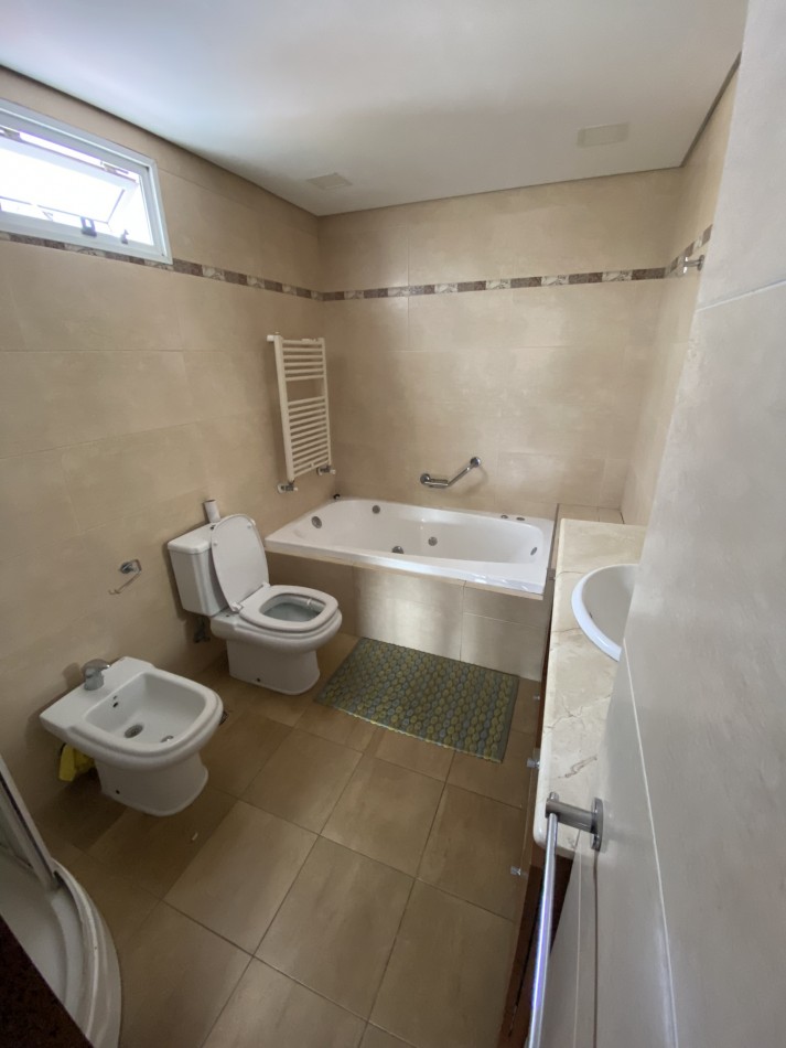 Excelente piso de 4 ambientes con cochera Vista plaza Mitre