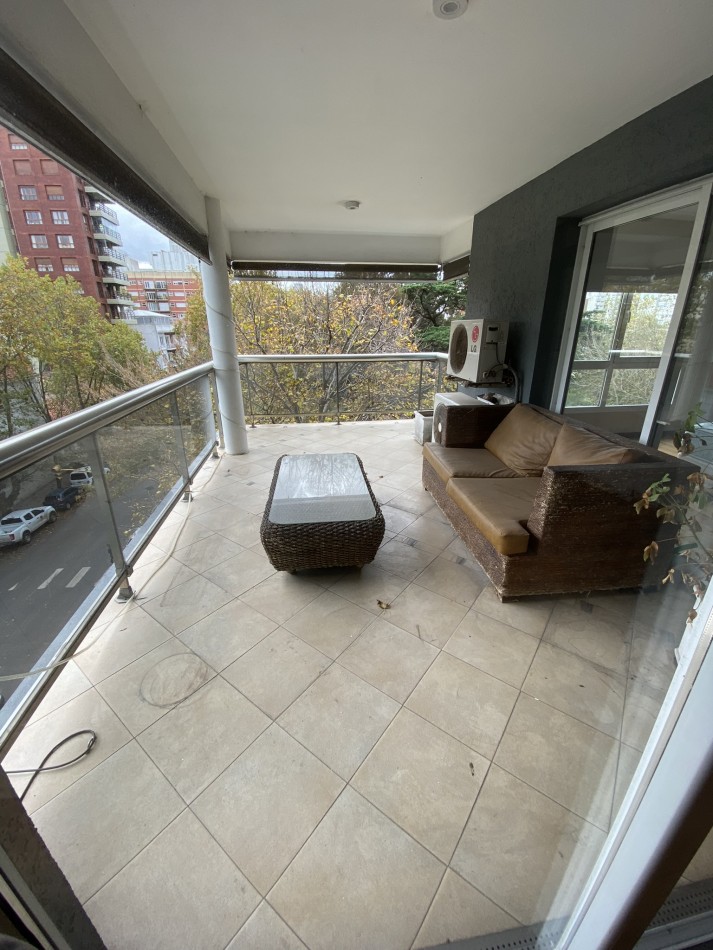 Excelente piso de 4 ambientes con cochera Vista plaza Mitre