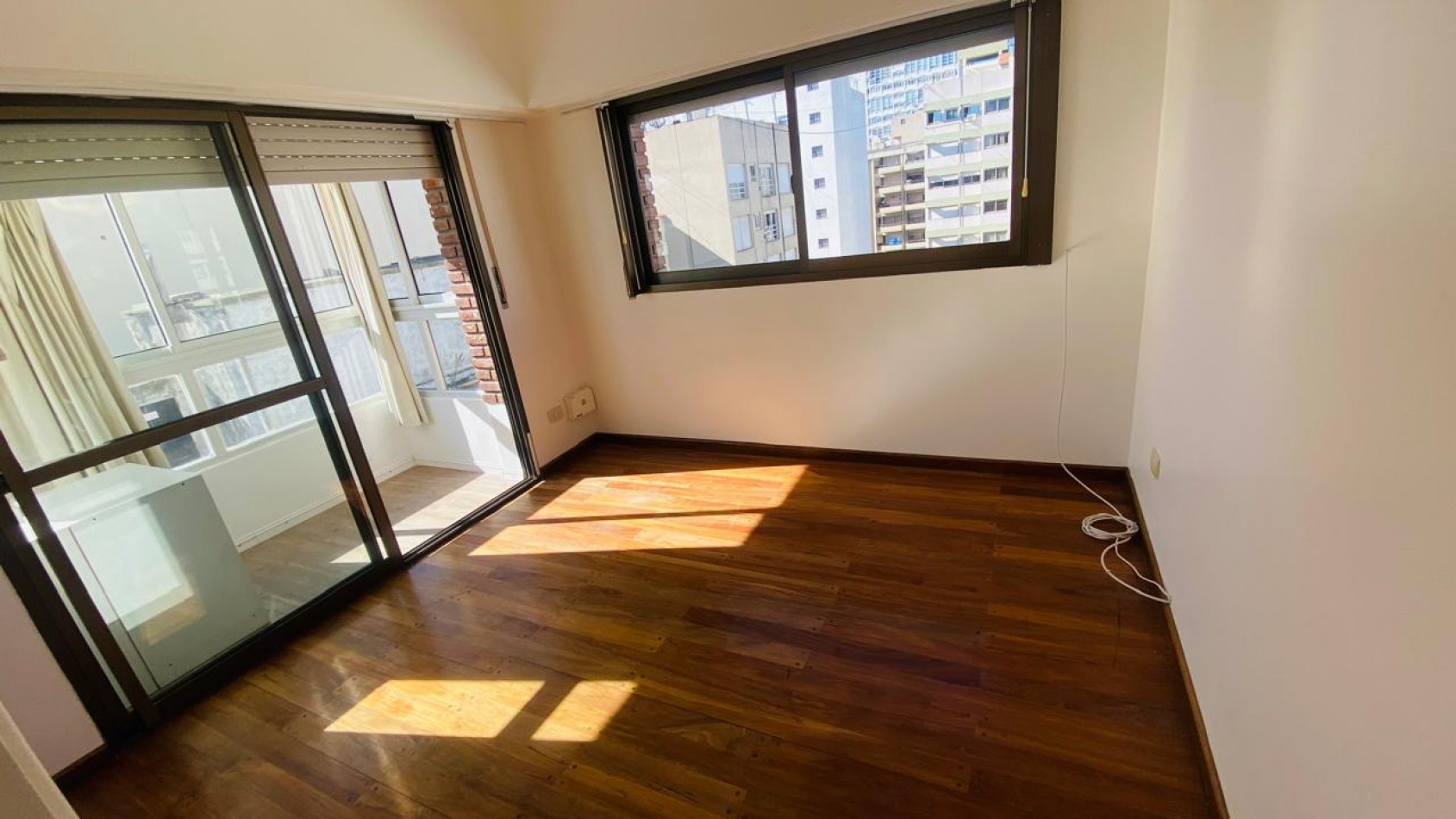 Semipiso de 4 ambientes con cochera Zona Shopping