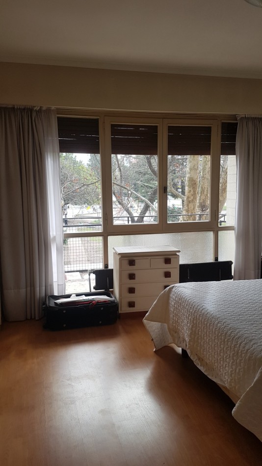 Excelente piso de 4 ambientes mas dependencia Cochera y baulera Zona Plaza Mitre