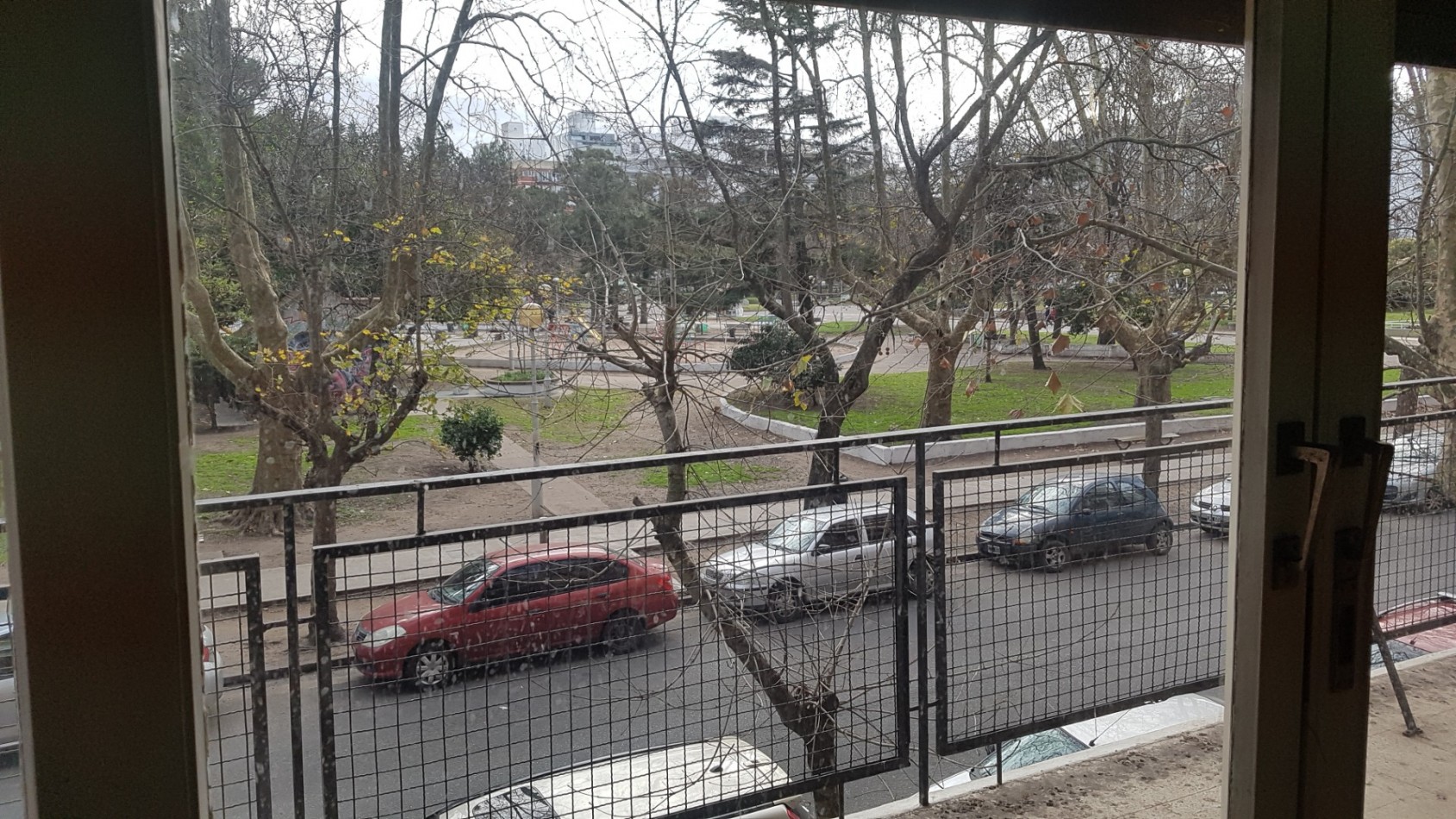 Excelente piso de 4 ambientes mas dependencia Cochera y baulera Zona Plaza Mitre