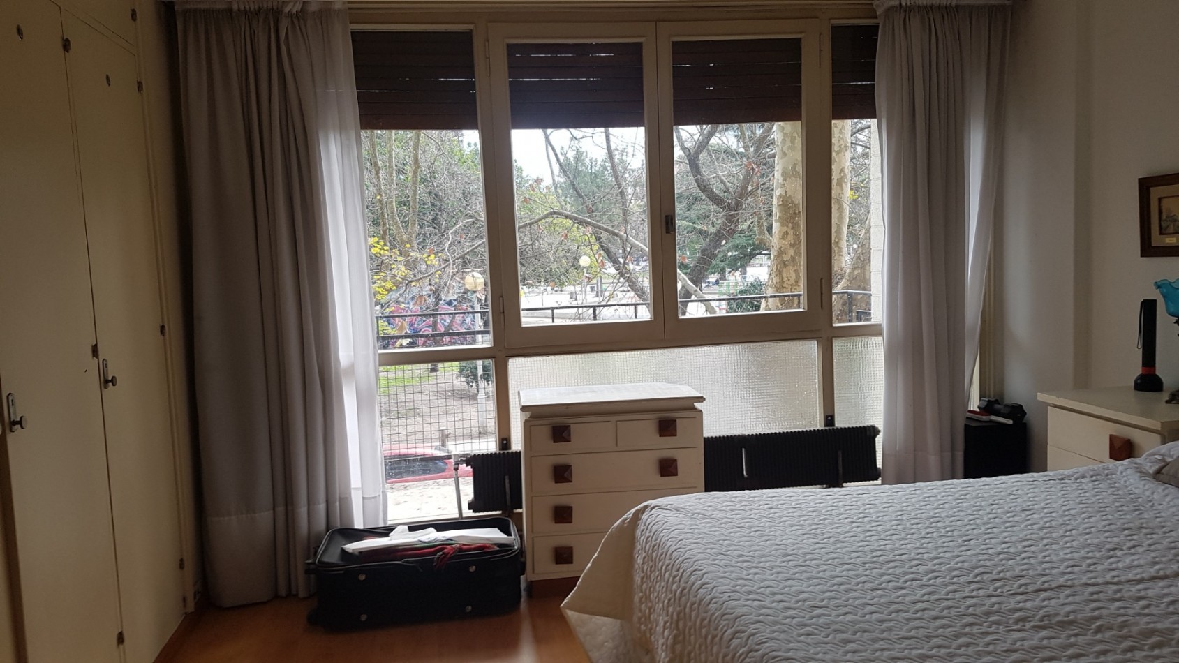 Excelente piso de 4 ambientes mas dependencia Cochera y baulera Zona Plaza Mitre