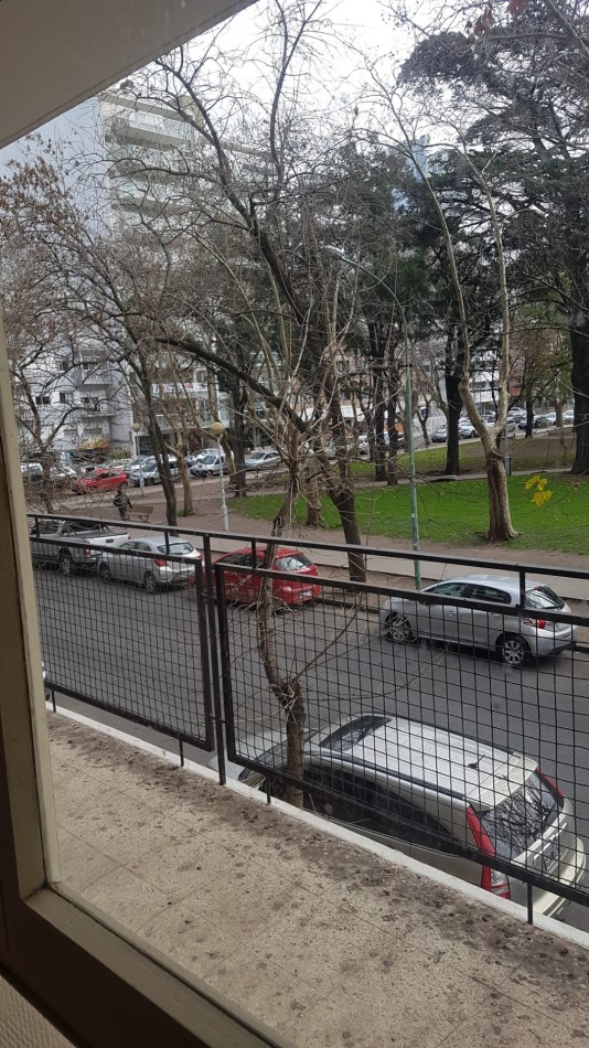 Excelente piso de 4 ambientes mas dependencia Cochera y baulera Zona Plaza Mitre