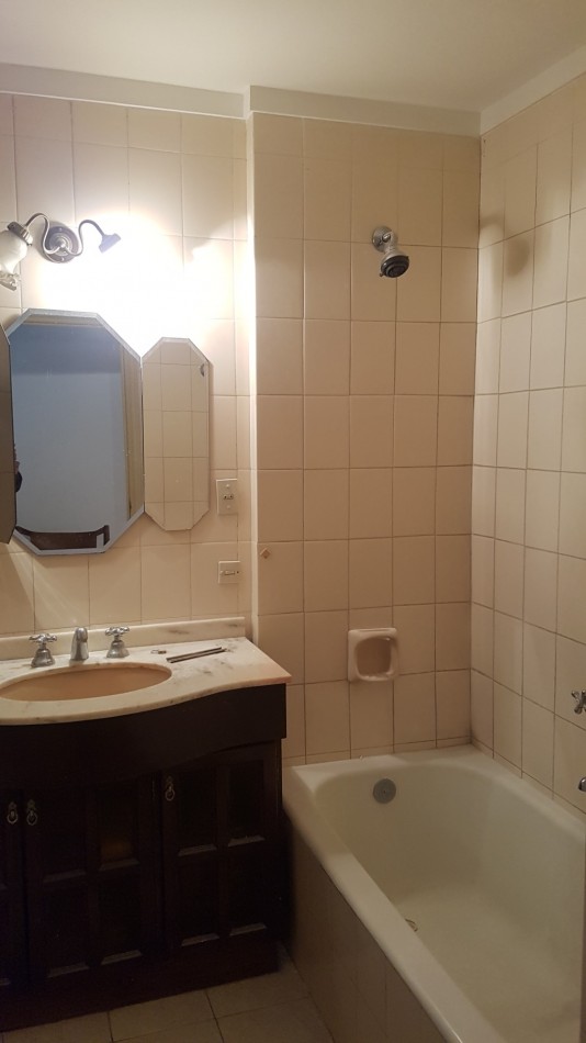 Excelente piso de 4 ambientes mas dependencia Cochera y baulera Zona Plaza Mitre