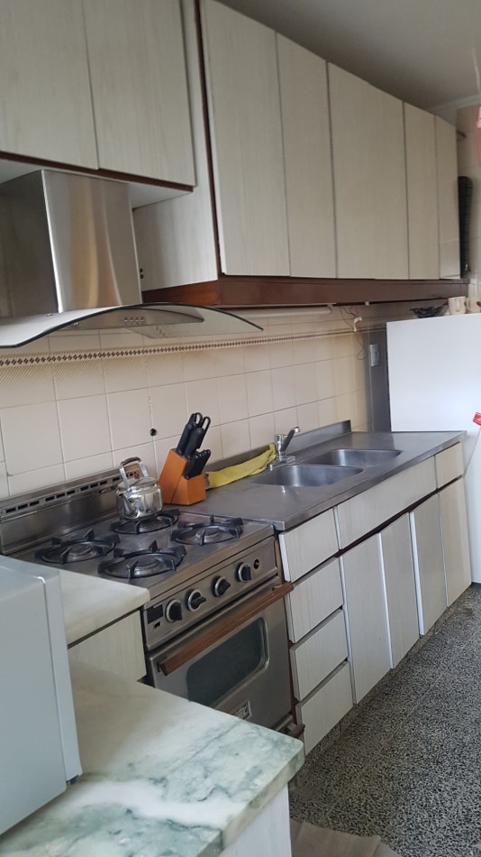 Excelente piso de 4 ambientes mas dependencia Cochera y baulera Zona Plaza Mitre