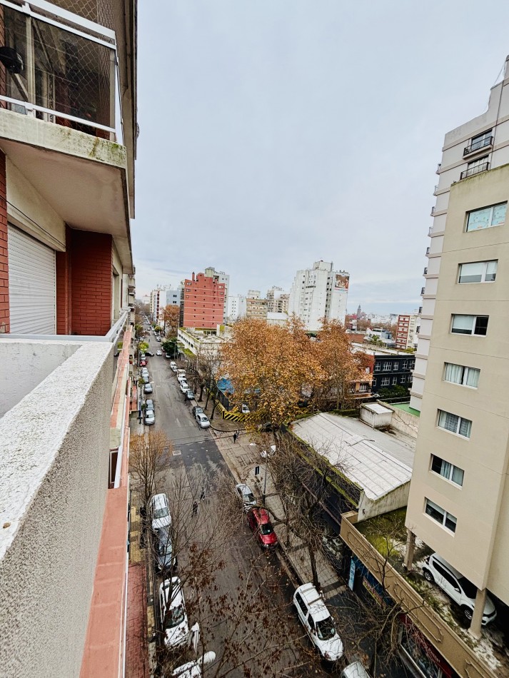 Departamento de dos ambientes con dependencia con terraza propia Zona Centro